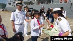 美軍斯泰雷特號導彈驅逐艦2017年6月12日抵達中國湛江港時女艦長接過鮮花（美國海軍照片）