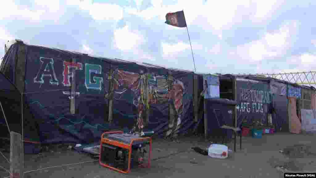 Un restaurant afghan dans la "jungle". Ce camp est situé aux abords de Calais dans le nord de la France, 13 octobre 2015 (Nicolas Pinault/VOA).