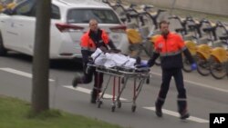Un blessé est évacué du métro à Bruxelles le 22 mars 2016.