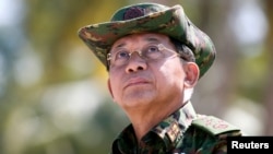 រូបឯកសារ៖ អគ្គមេបញ្ជាការ​យោធា​មីយ៉ាន់ម៉ា លោកឧត្តមសេនីយ Min Aung Hlaing ចូលរួម​សមយុទ្ធ​យោធា​នៅ​តំបន់​ដីសណ្ត Ayeyarwady ក្នុង​ប្រទេស​មីយ៉ាន់ម៉ា កាលពី​ថ្ងៃទី៣ ខែកុម្ភៈ ឆ្នាំ២០១៨។