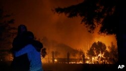 Des femmes regardent une maison brulée à Santa Rosa, en Californie, le 9 octobre 2017.