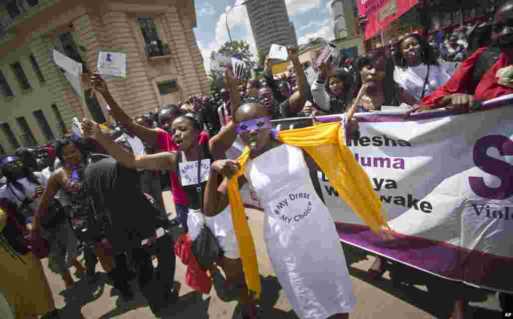 Des kenyanes protestent pour le droit de porter des vêtements selon leur choix, lors d'une manifestation dans le centre de Nairobi, au Kenya lundi 17 novembre 2014. Un récent incident au cours duquel une foule d'hommes a entouré une femme et déchiré les vêtements de cette dernière, la laissant nue sur la rue en face d'un arrêt de sous prétexte qu'elle était mal habillée, est une de ces nombreuses vidéos qui ont circulé en ligne ces derniers jours causant une vague de colère qui a incité environ 1000 manifestants, dont un certain nombre d'hommes appuyant la cause des femmes, à marcher lundi dans les rues de Nairobi. (AP Photo / Ben Curtis)