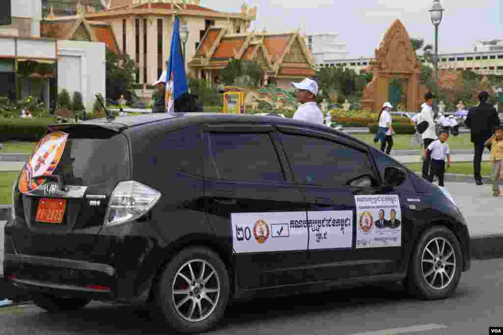 គណបក្សប្រជាជនកម្ពុជាដែលកំពុងដឹកនាំរដ្ឋាភិបាល នៅព្រឹកថ្ងៃសៅរ៍នេះ បានចាប់ផ្តើមយុទ្ធនាការឃោសនាបោះឆ្នោតដែលធំជាងគណបក្សនយោបាយផ្សេងៗ នៅរាជធានីភ្នំពេញ ថ្ងៃសៅរ៍ ទី២៩ ខែកក្កដា ឆ្នាំ២០១៨។ (ស៊ុន ណារិន/VOA)