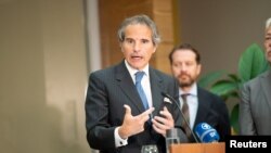 라파엘 그로시 국제원자력기구(IAEA) 사무총장이 7일 오스트리아 슈베하트 빈 국제공항에서 이란 방문 관련 기자회견을 하고 있다.