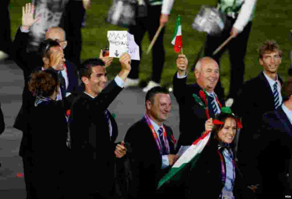 Italyanlar Olimpiya oyunlarının açılışnda moda ustası Corcio Armaninin dizayn etdiyi rəsmi formada çıxıblar