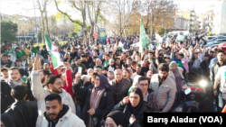 تجمع شهروندان سوری مقیم ترکیه در شهر استانبول - یکشنبه ۱۸ آذر ۱۴۰۳