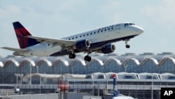 達美航空公司的一架噴氣式飛機從羅納德里根華盛頓機場起飛。