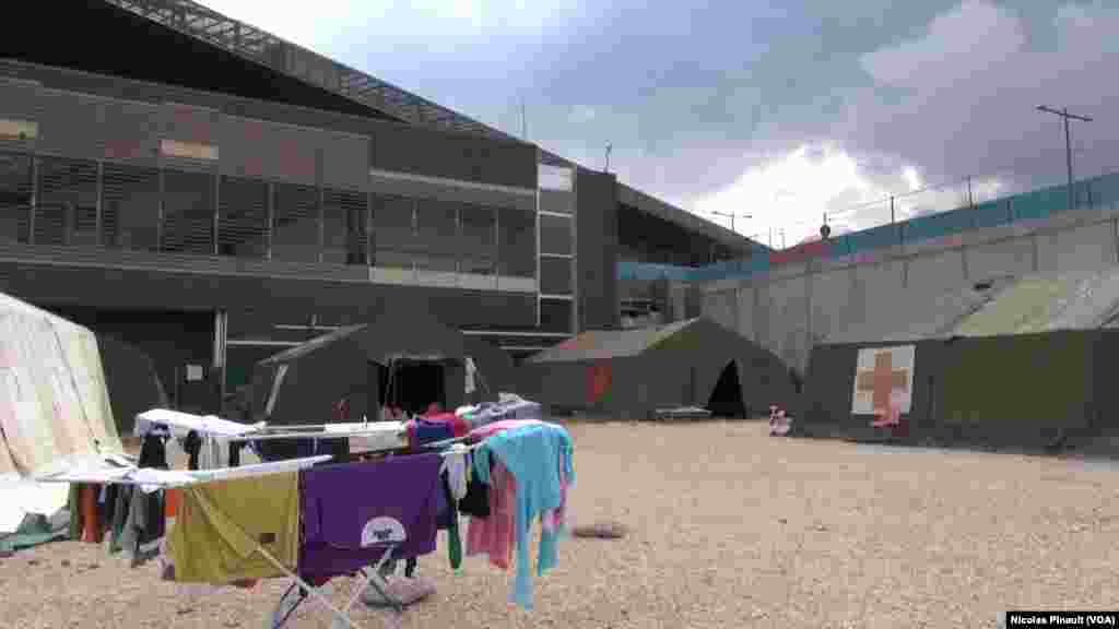 Le centre d'accueil de la Croix Rouge italienne derrière la gare de Tiburtina, Rome, 5 octobre 2015 (Nicolas Pinault/VOA). 