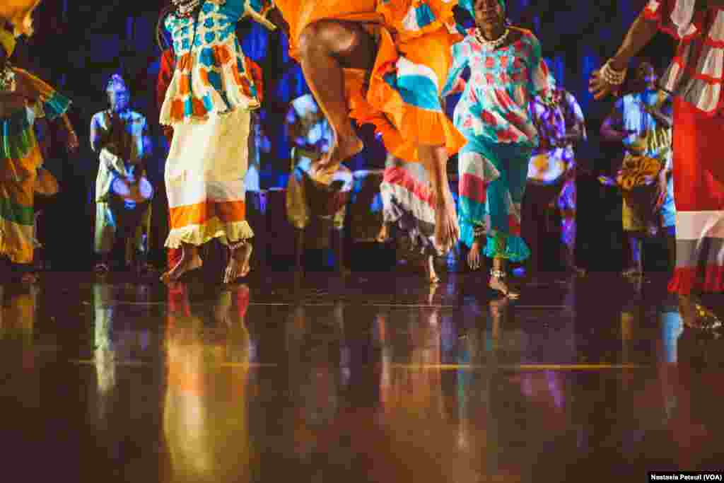 Les danseurs de la compagnie de danse d'Assane Konte, KanKouran West African Danse Company sur scène, à Washington D.C., le 5 juin 2017. (VOA/Nastasia Peteuil)