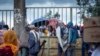 Des Éthiopiens déplacés de différentes villes de la région d'Amhara attendent des distributions d'aide dans un centre pour personnes déplacées à Debark, dans la région d'Amhara, au nord de l'Éthiopie, jeudi 26 août 2021.