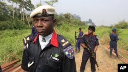 Des membre du corps de sécurité et de défense civile patrouillent près des installations pétrolières à Ogun, Nigeria, 23 janvier 2013.
