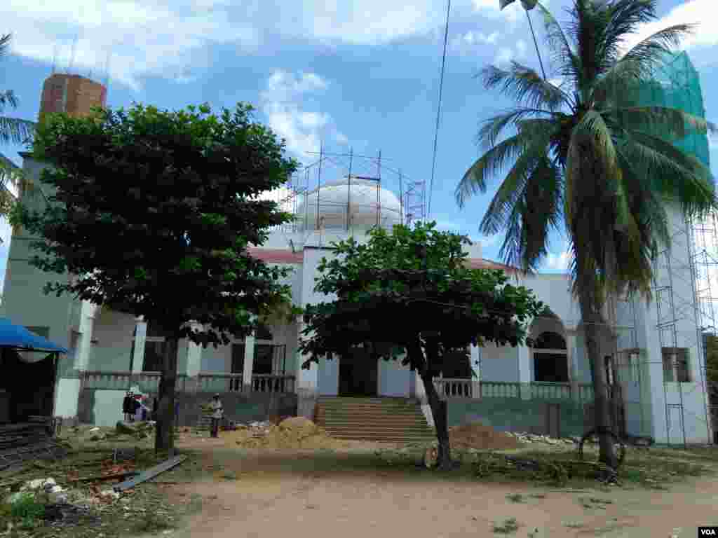 ទិដ្ឋភាពខាងមុខមស្ចិត (វិហារឥស្លាម) ស្វាយឃ្លាំង ដែលកំពុងកែលំអឡើងវិញ នៅភូមិស្វាយឃ្លាំង ឃុំស្វាយឃ្លាំង ស្រុកក្រូចឆ្មារ ខេត្តកំពង់ចាម នៅថ្ងៃសៅរ៍ ទី២២ ខែកក្កដា ឆ្នាំ២០១៧។ (សើ សាយ្យាណា/VOA)
