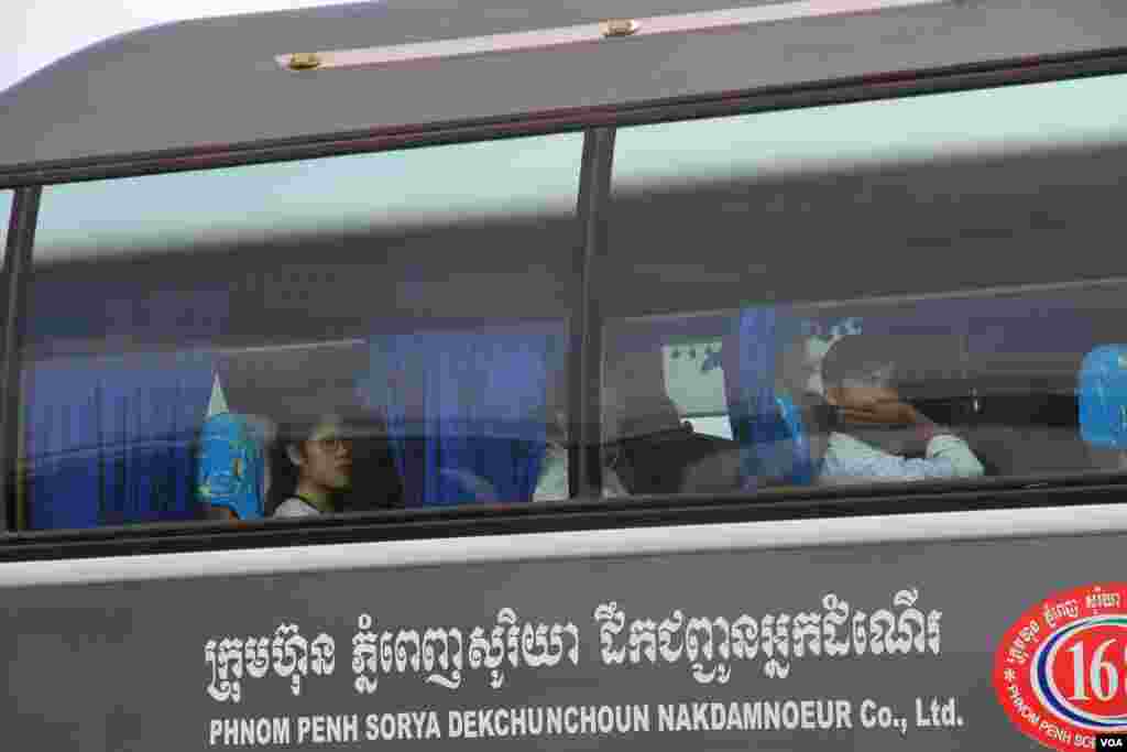 ប្រជាពលរដ្ឋកម្ពុជា ធ្វើដំណើរទៅកាន់ស្រុកកំណើត នាឱកាសបុណ្យចូលឆ្នាំខ្មែរ ក្នុងរាជធានីភ្នំពេញ នៅថ្ងៃទី១៣ ខែមេសា ឆ្នាំ២០១៧។ (ហ៊ាន សុជាតា/ VOA)