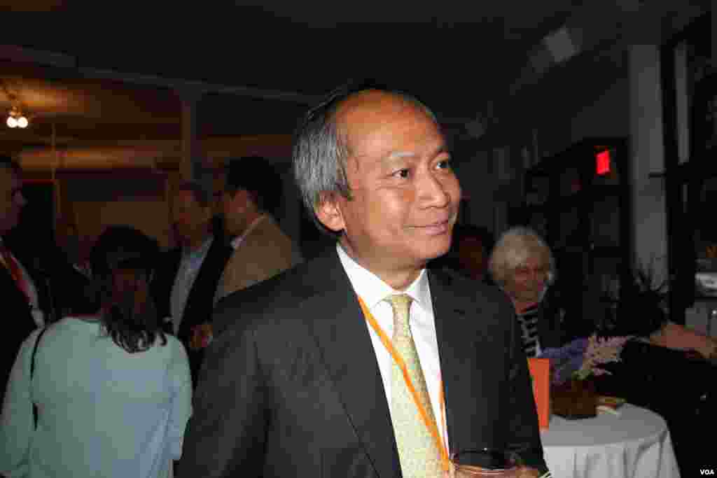លោក Cuong Do សមាជិកក្រុមប្រឹក្សាភិបាលនៃអង្គការ Caring for Cambodia (CFC) នៅក្នុងកម្មវិធីរៃអង្គាសថវិកានិងការលក់ដេញថ្លៃវត្ថុមួយចំនួនរបស់អង្គការនេះ នៅរដ្ឋធានីវ៉ាស៊ីនតោនកាលពីថ្ងៃ៤ ខែឧសភា ឆ្នាំ២០១៧ ដើម្បីផ្តល់មូលនិធិឧបត្ថម្ភដល់កម្មវិធីអប់រំនៅតាមសាលារៀនចំនួន២១កន្លែងនៅតាមតំបន់ជនបទខេត្តសៀមរាប។ (VOA)