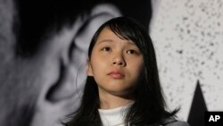 នាង Agnes Chow អាយុ​២១​ ឆ្នាំ ជា​សមក្មជន​លទ្ធិ​ប្រជាធិបតេយ្យ​ ចូលរួម​ក្នុង​បាតុកម្ម​នៅ​ក្នុង​ក្រុង​ហុងកុង កាលពី​ថ្ងៃទី២៨ ខែមករា ឆ្នាំ២០១៨។
