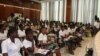 Une partie des élèves lors du Focus avec l’auteur Invité d’honneur, Lomé, le 6 novembre 2019. (VOA/Kayi Lawson)