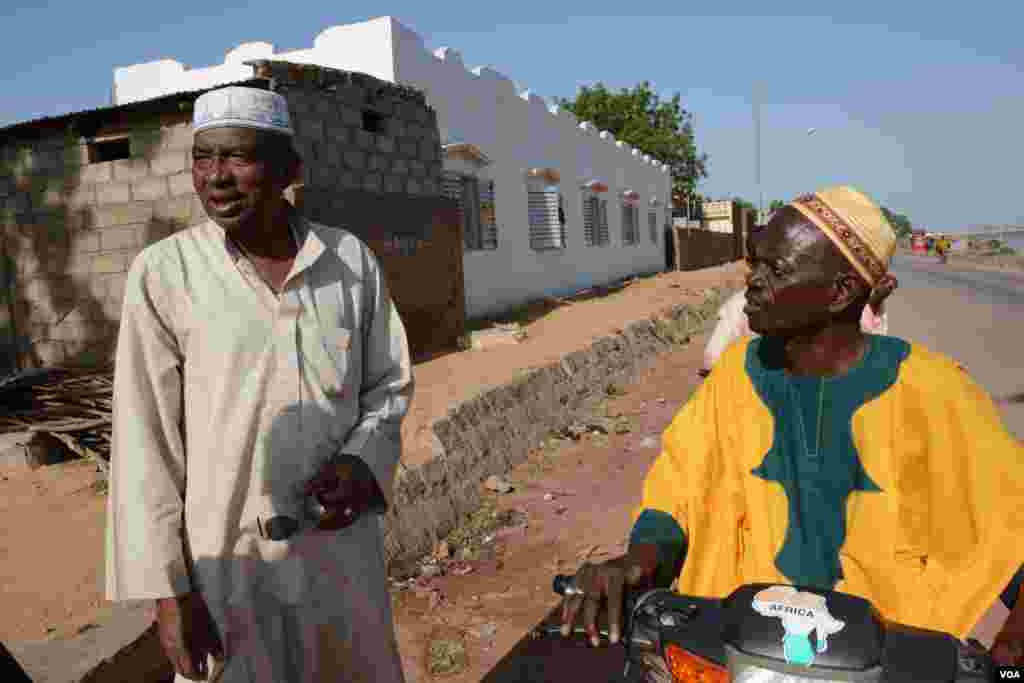 Ibrahim Sacko a été le premier conteur et un communicateur traditionnel à parler aux gens de la maladie mortelle qui jusqu'ici a tué près de 5.000 personnes dans la région, Kayes, au Mali, le 6 novembre 2014. (Katarina Höije)
