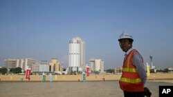 一名中國建築工人站在一帶一路工程項目斯里蘭卡科倫坡港口城工地上。(2018年1月2日)