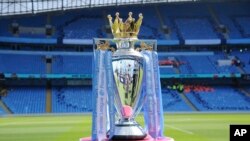 Le trophée de la Premier League présenté avant le match entre Manchester City et Huddersfield, Angleterre, le 6 mai 2018.