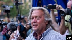 Steve Bannon, ish-ndihmësi i Presidentit të atëhershëm Donald Trump duke folur me gazetarët në Nju Jork (20 gusht 2020)