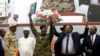 Le lieutenant-général Abdel Fattah Al-Burhan, président du Conseil militaire, et le chef de la coalition de l'opposition soudanaise Ahmad al-Rabiah célèbrent la signature de l'accord de partage du pouvoir qui ouvre la voie à un gouvernement de transition