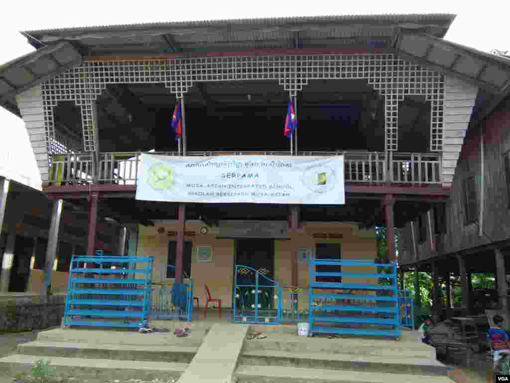 ផ្ទះទ្រេតទ្រត ជាផ្ទះមួយក្នុងចំណោមផ្ទះចាស់មួយចំនួនកសាងដោយគ្រួសារអភិជន ជនជាតិចាម នៅដើមសតវត្សរ៍ទី១៩ បច្ចុប្បន្ន ត្រូវបានរំកិល និងប្ដូរទៅជាសាលារៀនចម្រុះវិជ្ជា ភូមិស្វាយឃ្លាំង ឃុំស្វាយឃ្លាំង ស្រុកក្រូចឆ្មារ ខេត្តកំពង់ចាម នៅថ្ងៃសៅរ៍ ទី២២ ខែកក្កដា ឆ្នាំ២០១៧។ (សើ សាយ្យាណា/VOA)