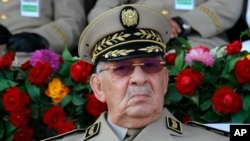 Le chef d'état-major algérien, le général Ahmed Gaid Salah, présidant un défilé militaire à Alger, le 1er juillet 2018.