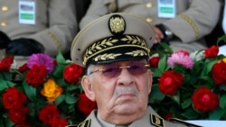 Le patron de l'armée rejette encore la transition réclamée par la contestation
