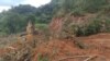 Un engin sur le site du double éboulement de la falaise de Dschang.