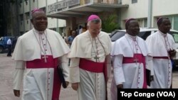 Monseigneur Luis Mariano Montemayor (second à gauche) nonce apostolique en RDC, marche avec des évêques congolais avant l’ouverture du dialogue politique, à Kinshasa, RDC, 8 décembre 2016. (VOA/Top Congo)