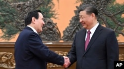 ប្រធានាធិបតីចិន លោក Xi Jinping (ស្តាំ) ចាប់ដៃជាមួយអតីតប្រធានាធិបតីតៃវ៉ាន់ លោក Ma Ying-jeou នៅជំនួបក្នុងទីក្រុងប៉េកាំងនៅថ្ងៃទី១០ ខែមេសា ឆ្នាំ២០២៤។ (Xinhua News Agency via AP)