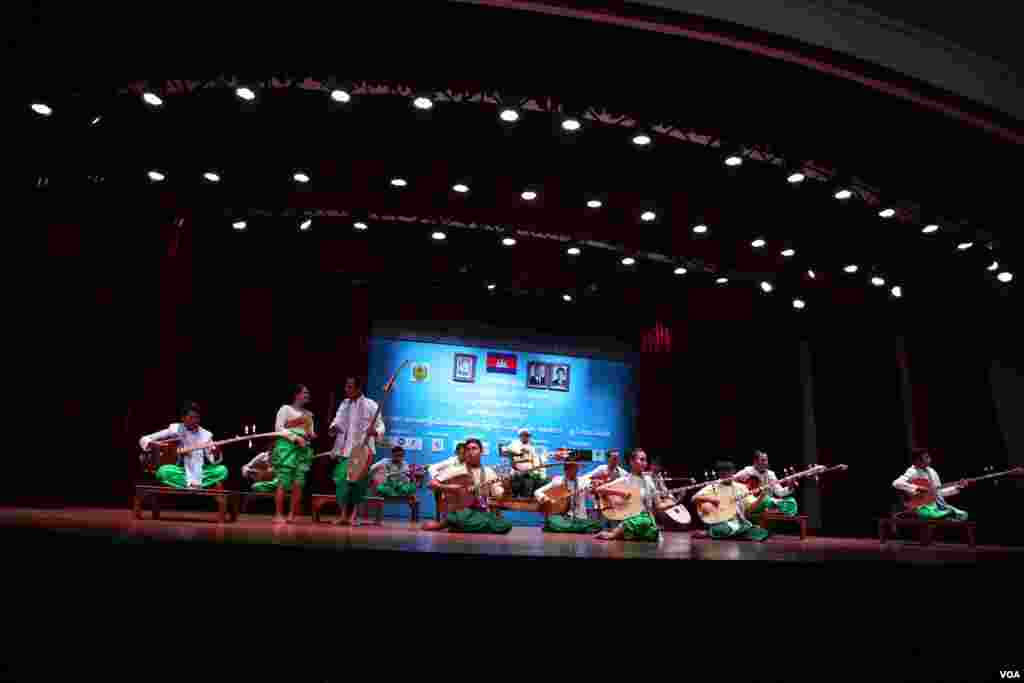  លោកពេជ សារ៉ាត ស្ថាបនិក និងប្រធានដឹកនាំសហគមន៍ចាប៉ីអមតៈ ដែលជាក្រុមអ្នករៀបចំមួយក្នុងចំណោមអ្នករៀបចំទាំងអស់សម្ដែងជាមួយនឹងសិល្បៈករផ្សេងទៀតដោយមានតន្រ្តីចាប៉ីកំដរនៅក្នុងមហោស្រពចាប៉ីលើកទីមួយនៅសាលមហោស្រពចតុមុខនៃរាជធានីភ្នំពេញកាលពី ថ្ងៃអាទិត្យទី០៣មេសានេះ។(ឡេង ឡែន/VOA)