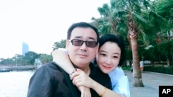 澳洲華裔作家楊恆皆與妻子。（美聯社/楊恆均的摯友、雪梨科技大學中國研究副教授馮‧崇義提供）
