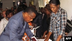 Photo d’archives : Le président congolais Denis Sassou Nguesso à un bureau de vote à Brazzaville, le 25 octobre 2015.