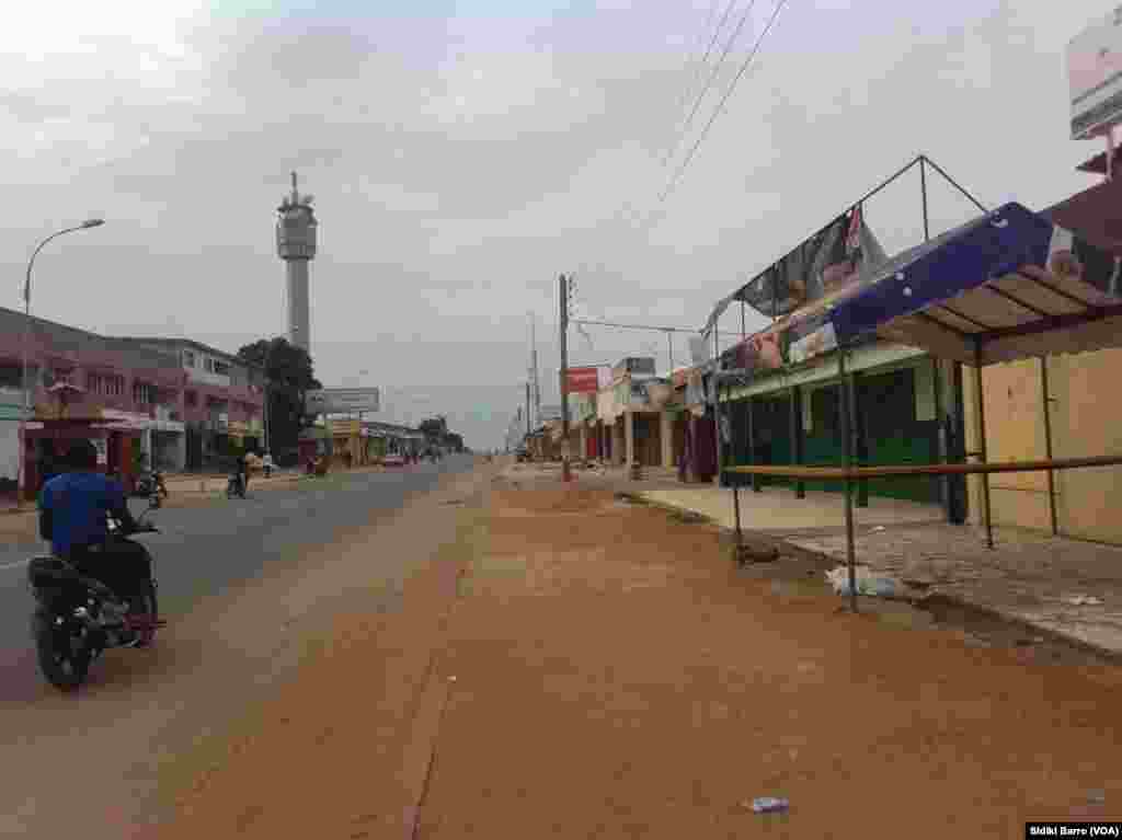 Un homme circule en moto sur une rue presque vide à Bouaké, Cote d’Ivoire, 13 mai 2017. (VOA/Sidiki Barro)