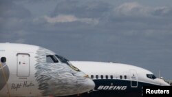 Un Boeing 737 MAX et un Embraer E190-E2 sont visibles avant l'ouverture du 52ème Paris Air Show à l'aéroport du Bourget près de Paris, France, le 16 juin 2017. 