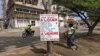 Des panneaux d'appartements ou de maisons informels, à Cotonou, Bénin, le 20 mai 2018. (VOA/Ginette Adandé Fleure)