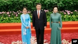 ប្រធានាធិបតី​ចិន​លោក Xi Jinping​ ​ភរិយា​អ្នកស្រី​ Peng Liyuan​ និង​ទីប្រឹក្សារដ្ឋ​មីយ៉ាន់ម៉ា អ្នកស្រី​អង់សាន ស៊ូជី ចូល​រួម​ក្នុង​កម្មវិធី​សា្វគមន៍​វេទិកា​ Belt and Road ក្នុង​ទីក្រុង​ប៉េកាំង​កាល​ពីថ្ងៃអាទិត្យ​ទិ១៤ ឧសភា ២០១៧។