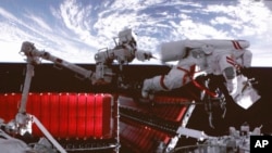 Potongan gambar dari sebuah video yang menunjukkan seorang astronaut China tampak beraktivitas mengitari stasiun antariksa Tiangong pada 9 Februari 2023. (Foto: Liu Fang/Xinhua via AP)