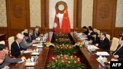 尼泊爾外長賈瓦利（左四）18號在釣魚台與中國外長王毅會談