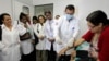 Miles de médicos y otros profesionales de la salud de Cuba son enviados a "misiones" al extranjero por las que la Isla recibe dividendos en dólares. Estados Unidos lo considera como una forma de trata. Imagen médicos en misión en África. (Foto archivo)