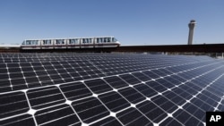 美國新澤西州紐瓦克自由國際機場安裝的太陽能電池板 （資料照片）