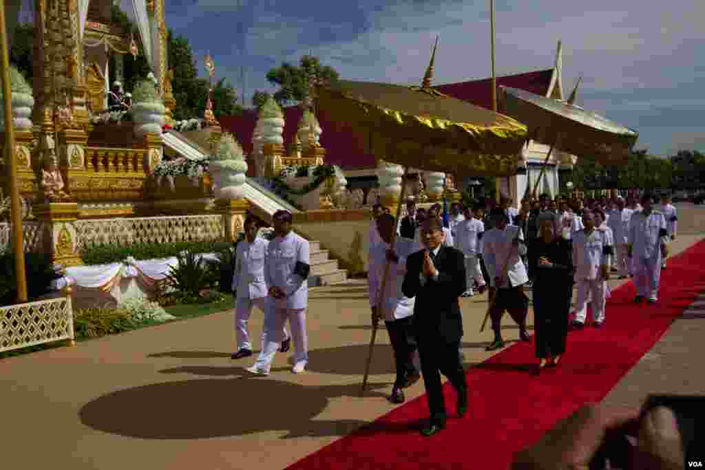 King Norodom Sihamoni has arrived at Chea Sim's funeral, former president of Cambodian People's Party and the Senate on June 19, 2015. (Nov Povleakhena/VOA Khmer)
