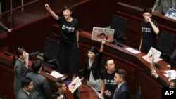 林鄭月娥立法會施政報告被抗議聲打斷