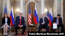 Le président américain Donald Trump, deuxième à partir de la gauche et son homologue russe Vladimir Poutine en compagnie de leurs interprètes au sommet de Helsinki, Finlande, lundi 16 juillet 2018. (Photo AP / Pablo Martinez Monsivais)