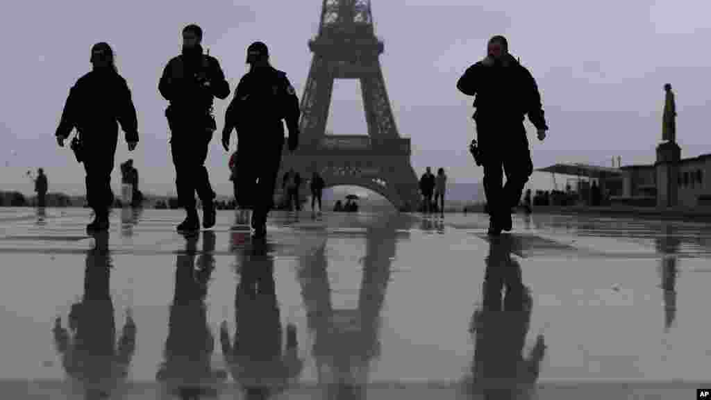 Des policiers français patrouillent à Paris, France, le 7 mai 2017.