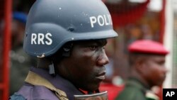 Des policiers nigérians à Lagos, Nigeria, le 1er mai 2014. 