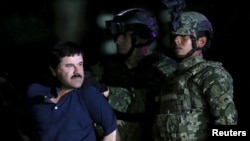 Joaquin "El Chapo" Guzman est escorté par des soldats dans un hangar appartenant au bureau du procureur général de Mexico, au Mexique, le 8 janvier 2016. (Reuters)
