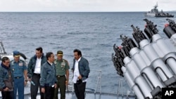 印尼總統佐科和官員在軍艦上。 （2016年6月23日）