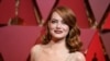 演员艾玛&middot;斯通（Emma Stone ）抵达洛杉矶的杜比剧院（the Dolby Theatre in Los Angeles），准备参加奥斯卡颁奖典礼（2017年2月26日）。她是浪漫音乐剧《爱乐之城》（La La Land）的女主角，以此荣获最佳女演员奖。2018年奥斯卡典礼在3月4日举行，艾玛&middot;斯通是颁奖人。